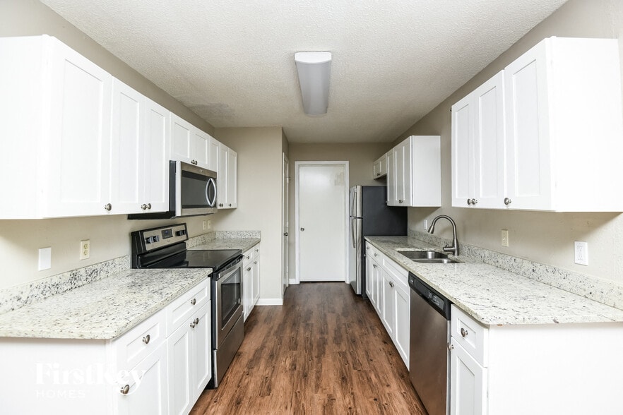 Building Photo - 2100 Cedar Ct