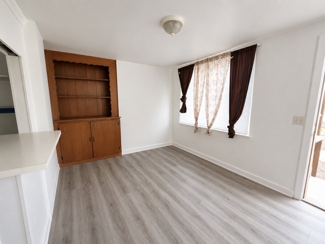 Building Photo - 1 BEDROOM/1 BATH FOR RENT