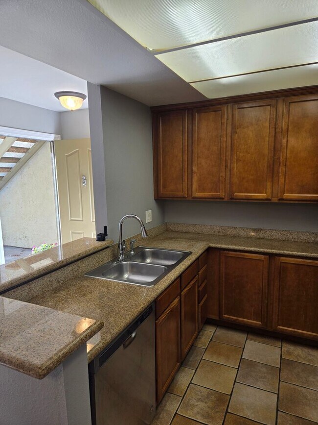 Building Photo - 2 Bedroom 1 Bathroom Condo