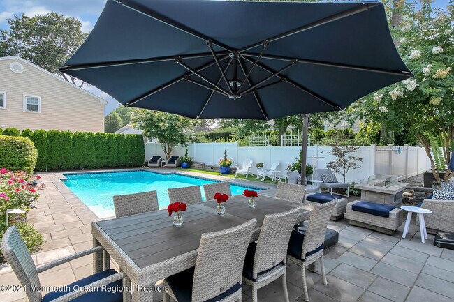 Building Photo - 2211 3rd Ave