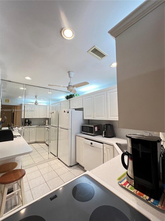 Building Photo - 6385 Bay Club Dr