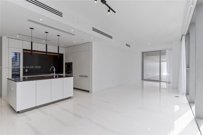 Building Photo - 300 Biscayne Blvd Way