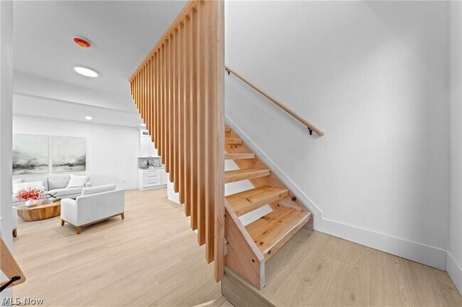Building Photo - 1422 W 77th St