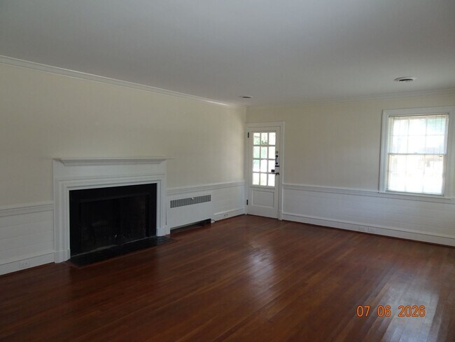 Building Photo - 3 bedrooms, 2 baths single family home