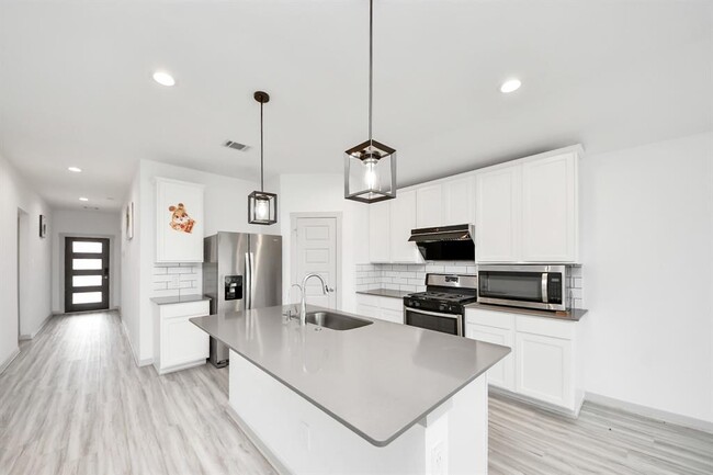 Building Photo - 7007 Fleetwood Crescent Wy