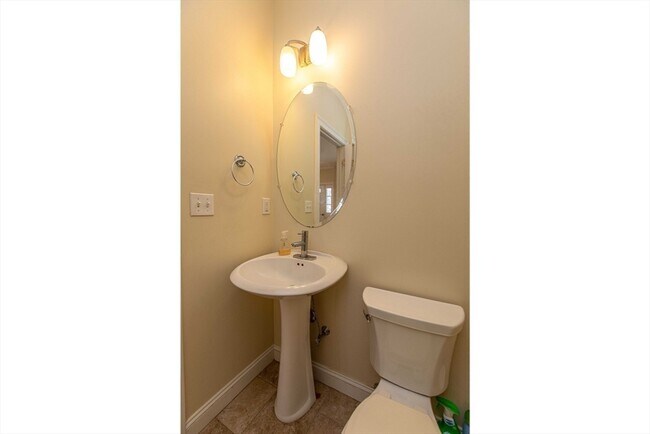 Building Photo - 8 Summer Hill Cir