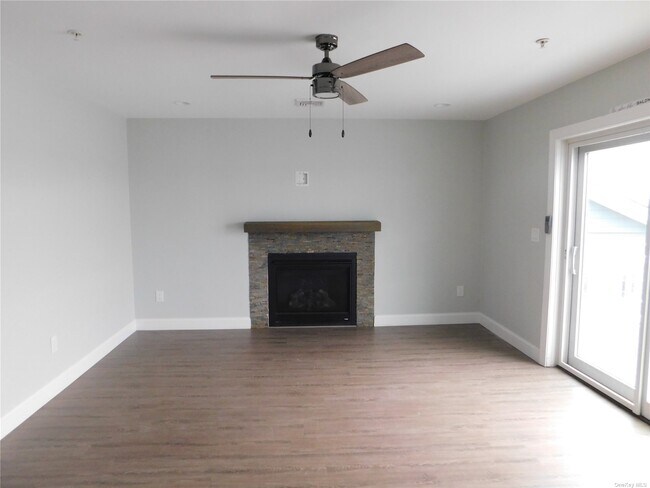 Building Photo - 3495 Bay Front Dr