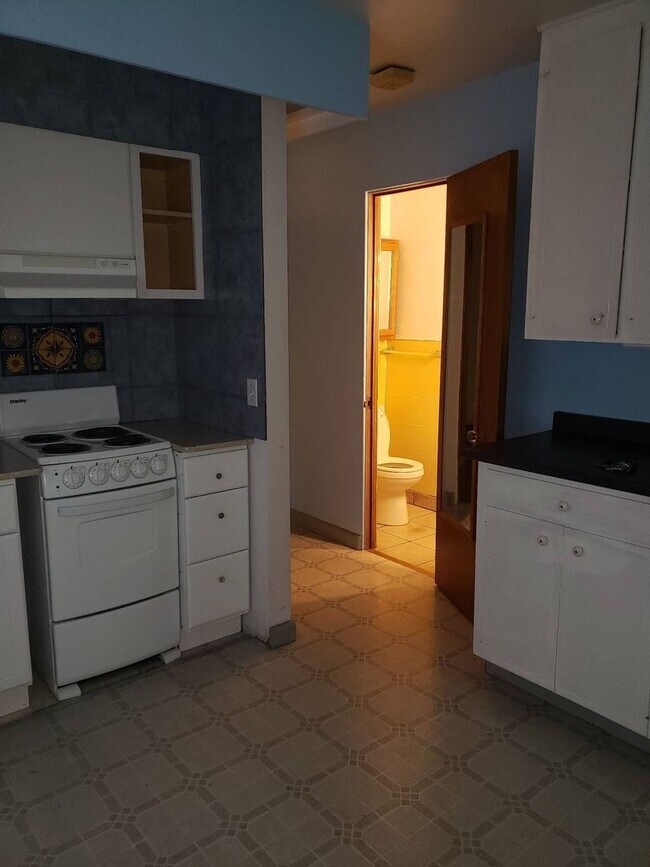 Building Photo - 1065 NE Duncan Ln