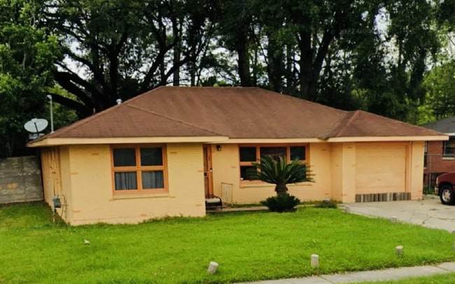 Building Photo - 4 bedrooms 1.5 baths