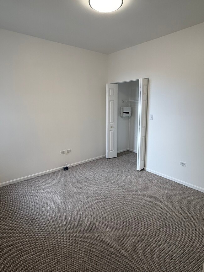 Building Photo - 5726 S King Dr