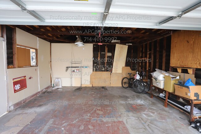 Building Photo - 3 Bedroom / 1 bathroom house with garage i...