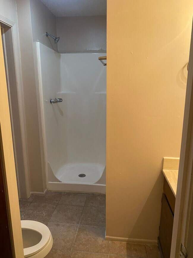 Building Photo - 2 bedroom 2 bath town home in a gated community