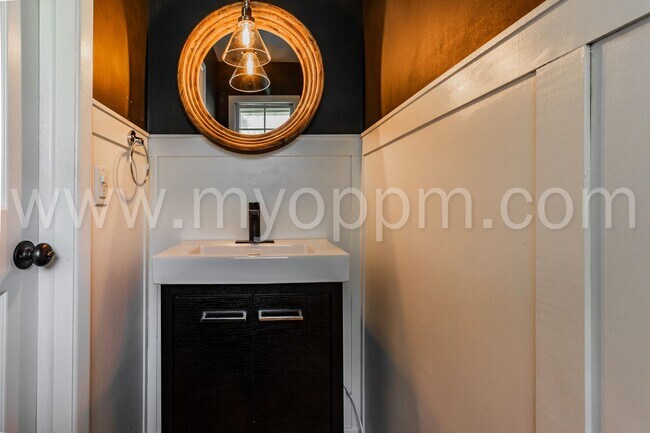 Building Photo - Stunning 3 Bedroom / 2.5 Bathroom | S. 48t...