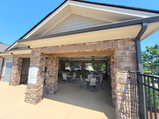 Building Photo - 104 Brier Crossings Loop