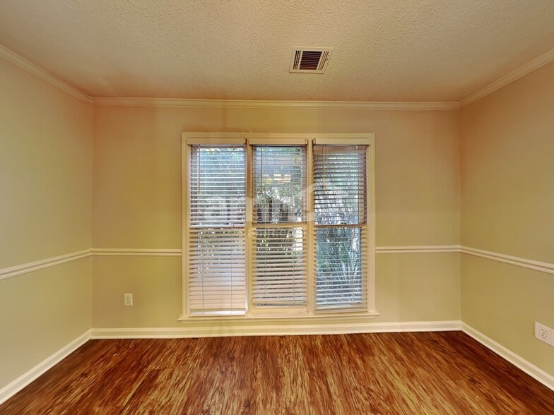 Building Photo - 581 Thornbush Ter