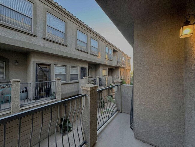 Building Photo - Stunning 2 Bed / 2.5 Bath Condo with 2-Car Garage in North Park