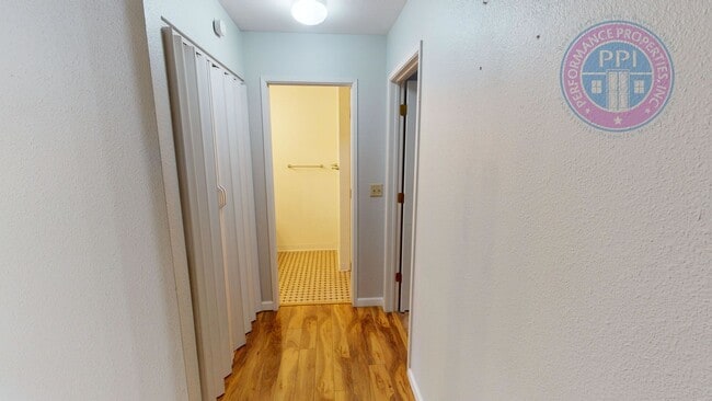 Building Photo - West Linn - Linnwood Heights, Stylish Cond...