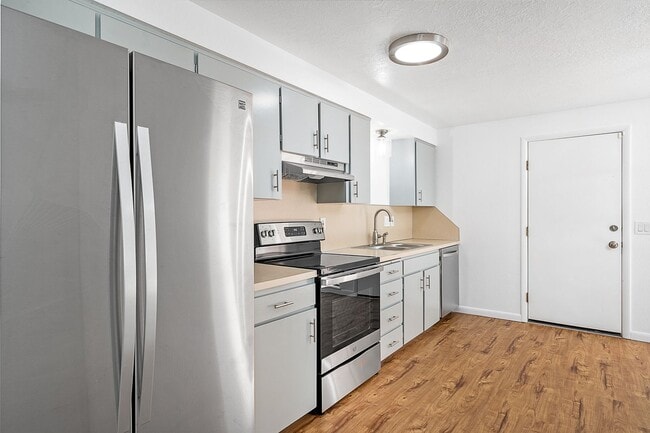 Building Photo - Super Cute North End Place with Garage and Backyard!