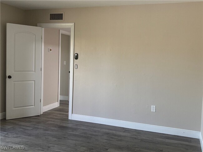 Building Photo - 5245 Cedarbend Dr