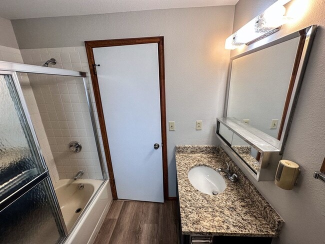 Building Photo - Large Updated 3-Bed 2-Bath Townhome w/ Gar...
