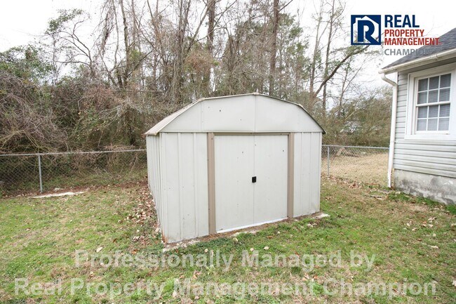 Building Photo - Adorable 3 BD/ 1.5 BA Home with Attached Garage and Large Fenced Yard