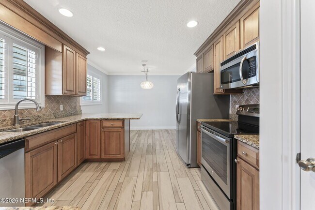 Building Photo - 618 8th Ave N