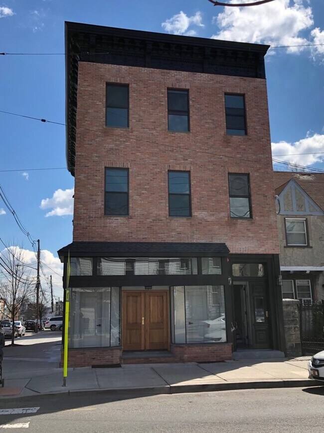 Building Photo - 942 Summit Ave