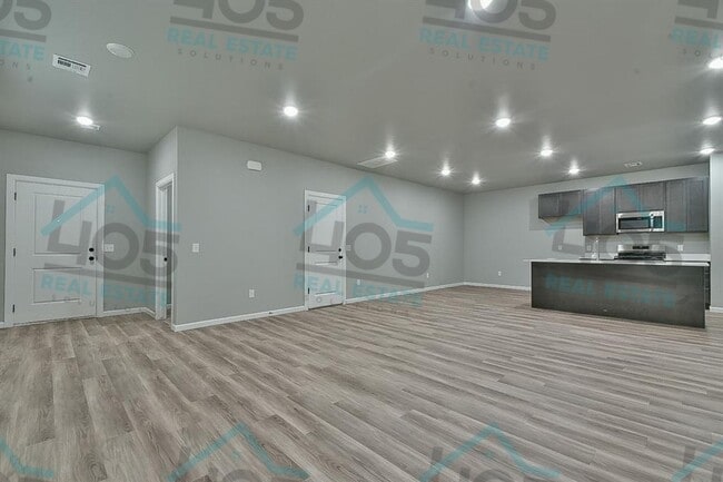 Building Photo - 4 Bedroom Rental w/2 car garage