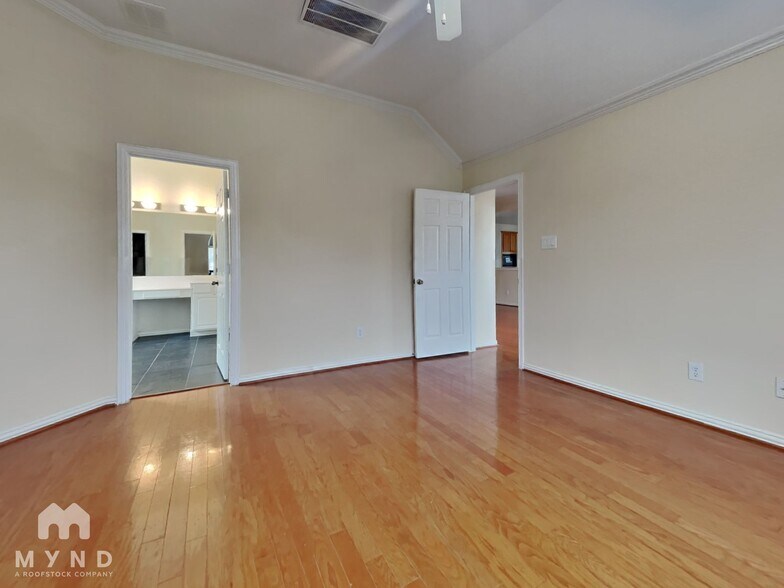 Building Photo - 3009 Fallbrook Ct