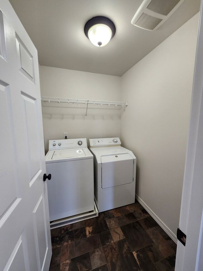 Building Photo - 1/2 off First Month's Rent- South Richland Location, 3 bed, 2.5 ba + Bonus Room