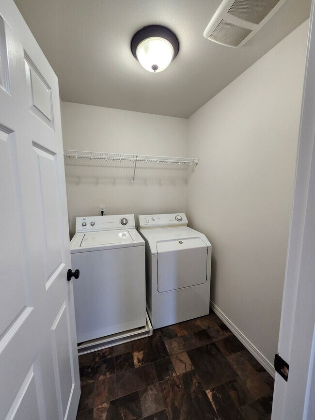 Building Photo - $700 Move-in Special! Beautiful South Rich...