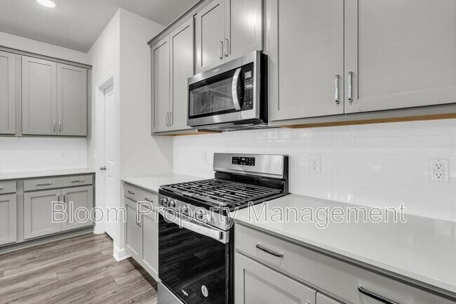 Building Photo - 450 Carrara Dr