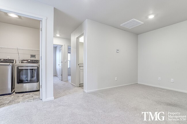 Building Photo - 3 Bed 2.5 Bath Townhome on a Corner Lot in...