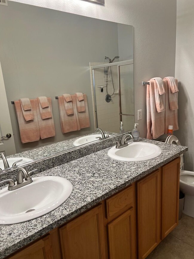 Building Photo - Fully Furnished 2 bedroom condo w/ mountai...