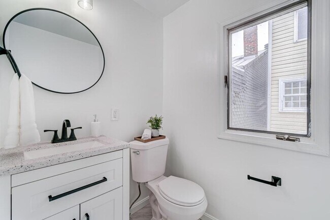 Building Photo - Bright and Newly Updated Apartment in the Heart of Old Town!