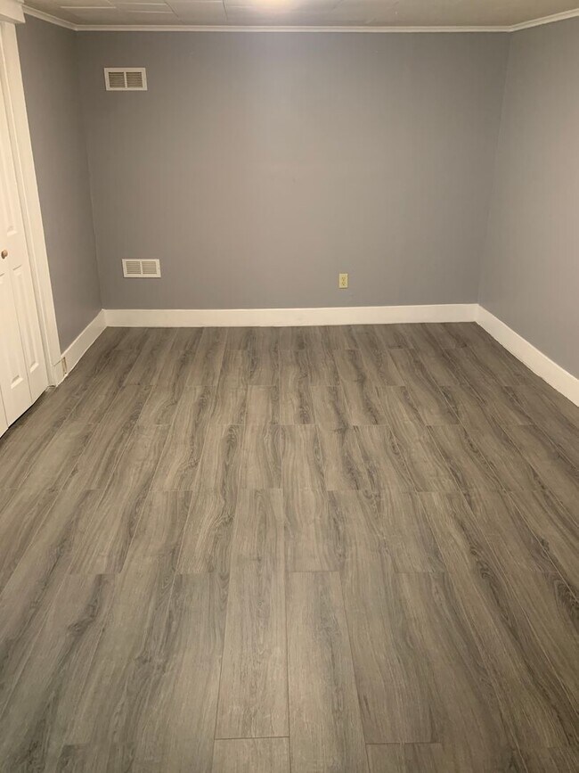 Building Photo - Spacious 1-Bedroom Apartment with Parking & Shared Yard — Midtown Kingston