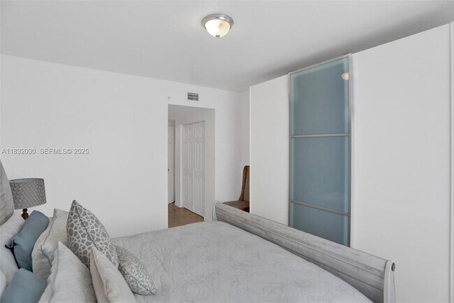 Building Photo - 17100 N Bay Rd