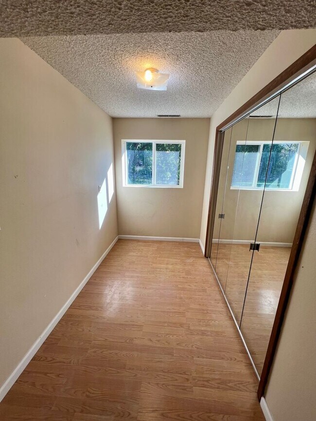 Building Photo - Beautiful 5 Bedroom Ranch Style Home in No...