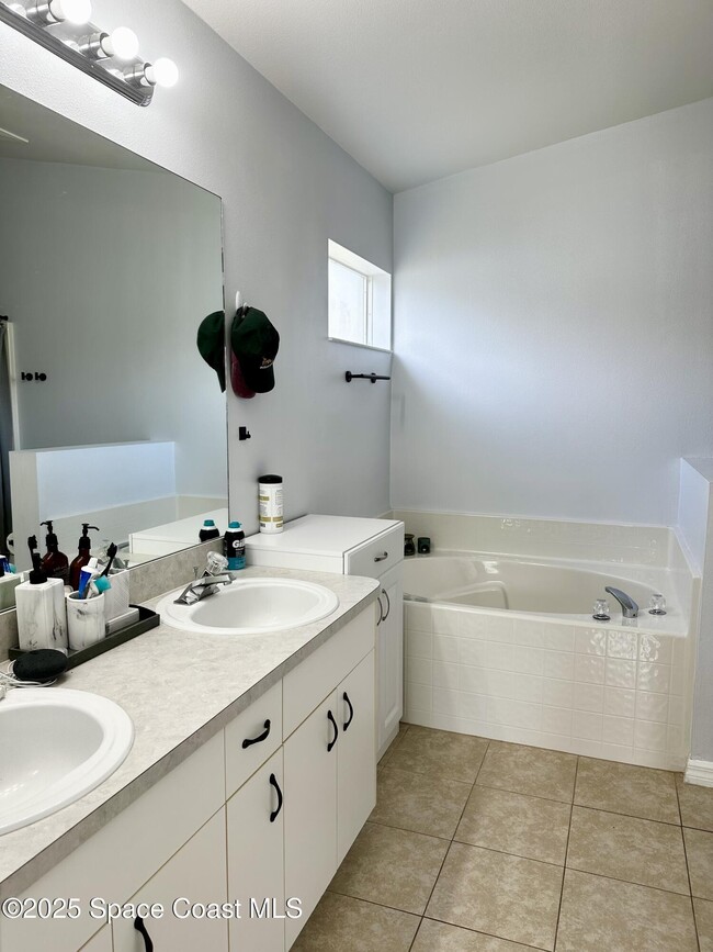 Building Photo - 1010 Lundy Dr