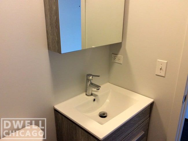 Building Photo - 1305 W Wilson Ave