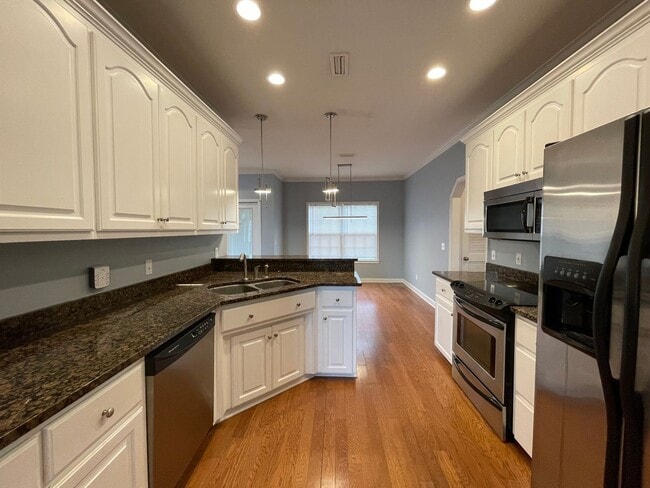Building Photo - Quail Hollow