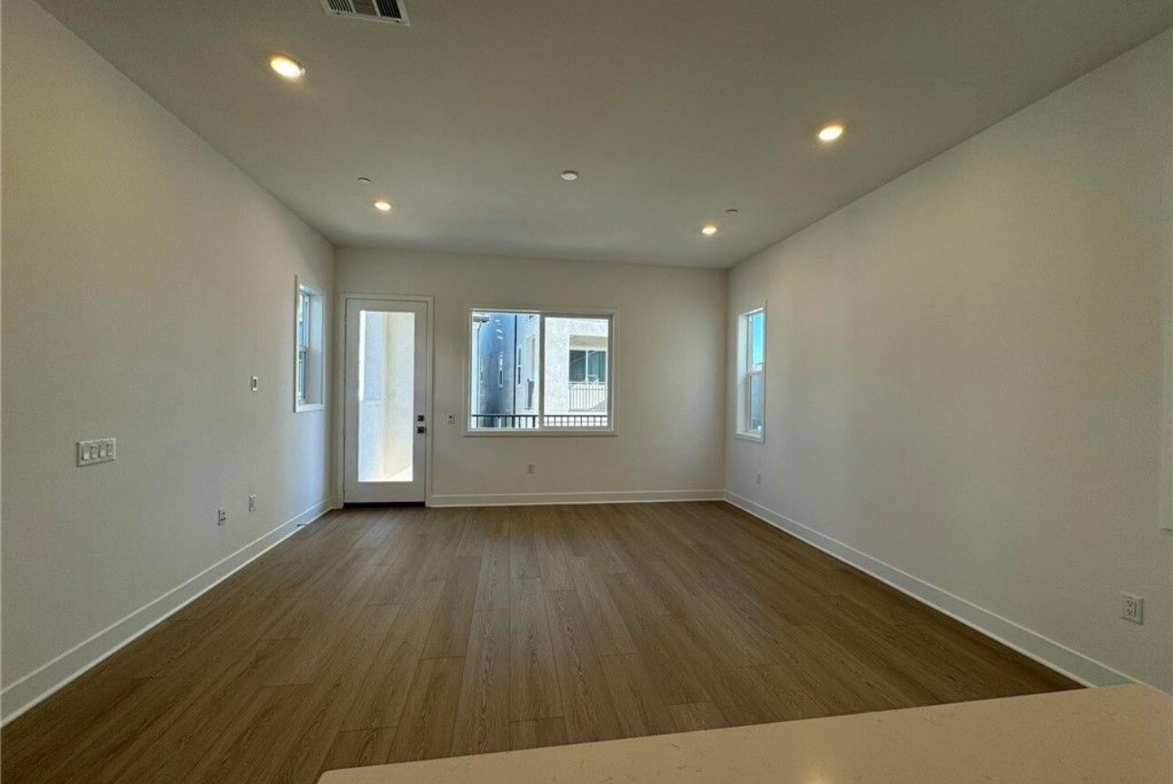 Building Photo - 114 Seep