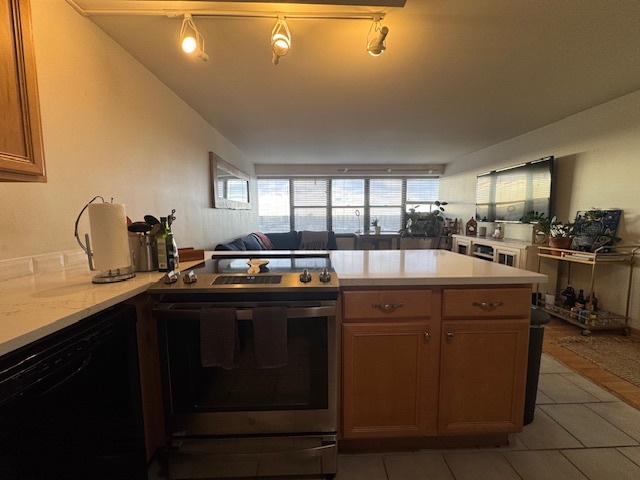 Building Photo - Sunny 1bd condo with updated kitchen & upd...