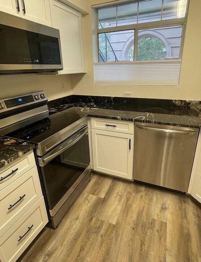 Building Photo - 2 Bed, 2 bath in Quiet Community. New HVAC, New Flooring. Community pool and clubhouse access. MO...