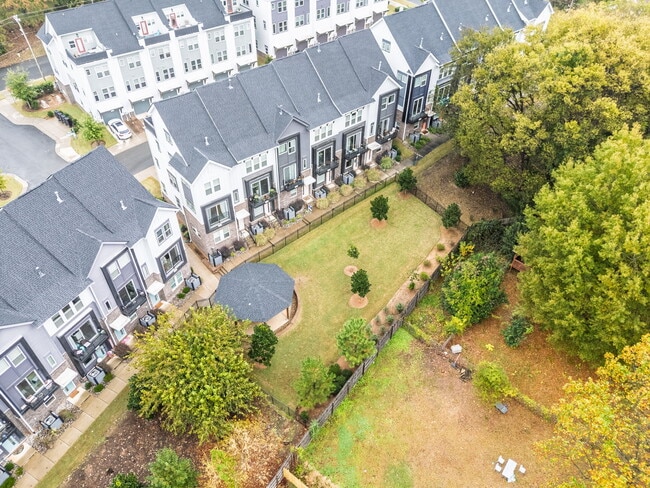 Building Photo - 644 W End Dr