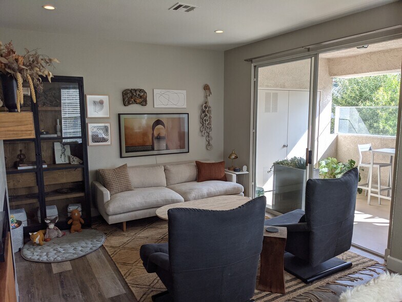 Building Photo - 3544 Caminito El Rincon