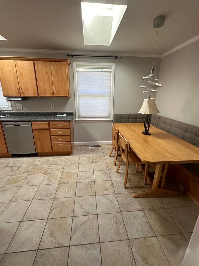 Building Photo - Charming 3 BR, 2.5 Ba house in a great location in town on a quiet cul de sac