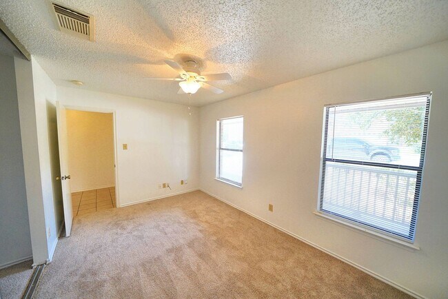 Building Photo - Move-in Ready Home Available in Converse -...