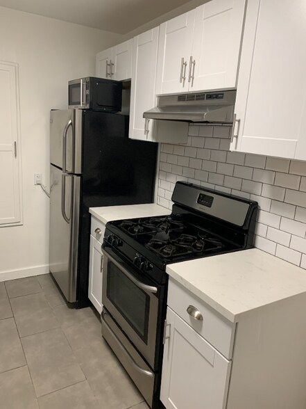 Building Photo - 7735 Hollywood Blvd