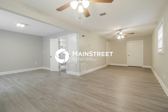 Building Photo - 3 Bedroom Pet-Friendly Home in Lake Mary, FL with Main Street Renewal